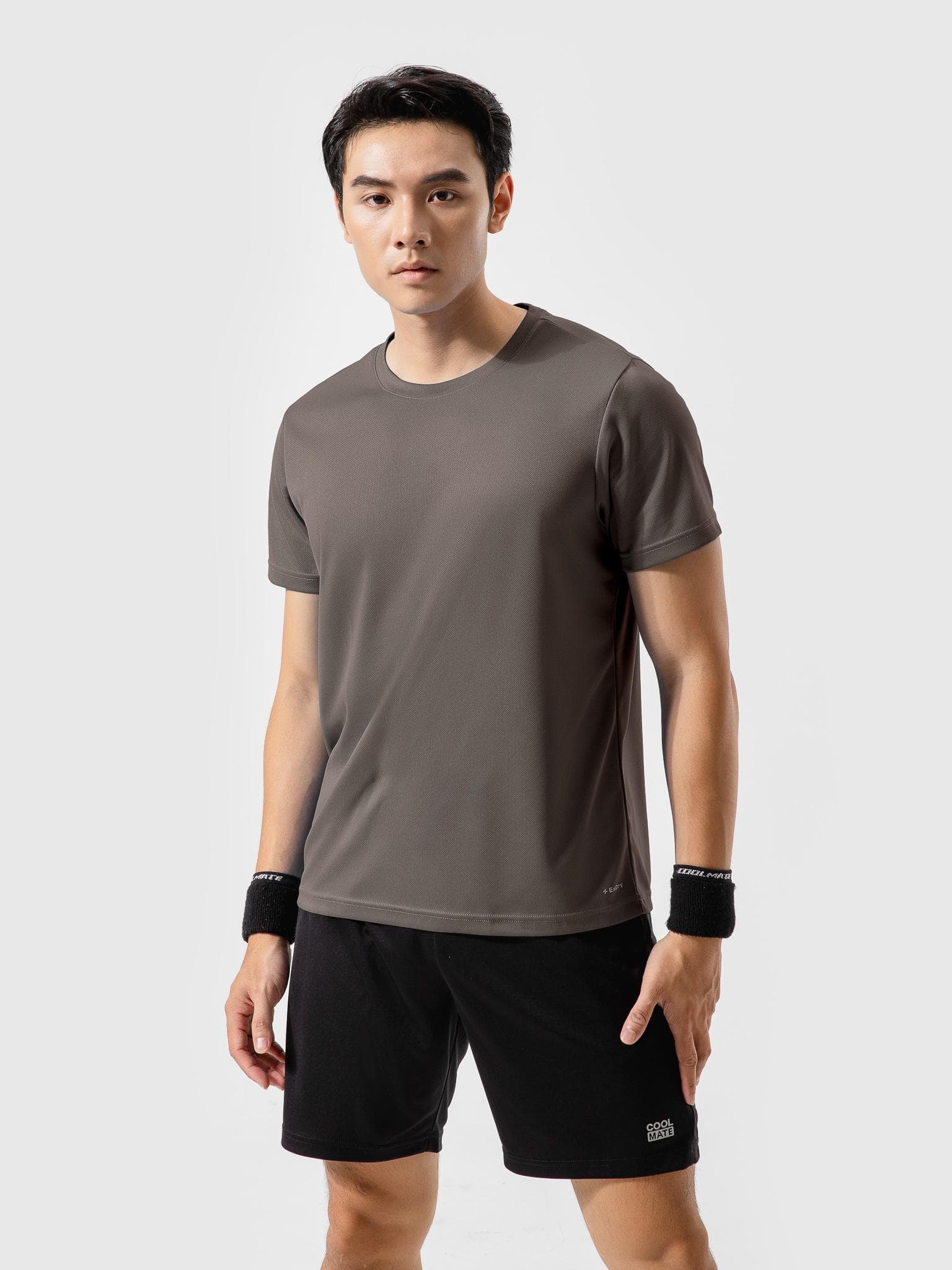 Áo thun nam thể thao Coolmate Basics màu nâu, phom Regular Fit